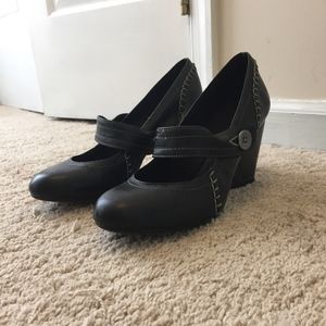 Contrasted Trim Mary Jane Heels